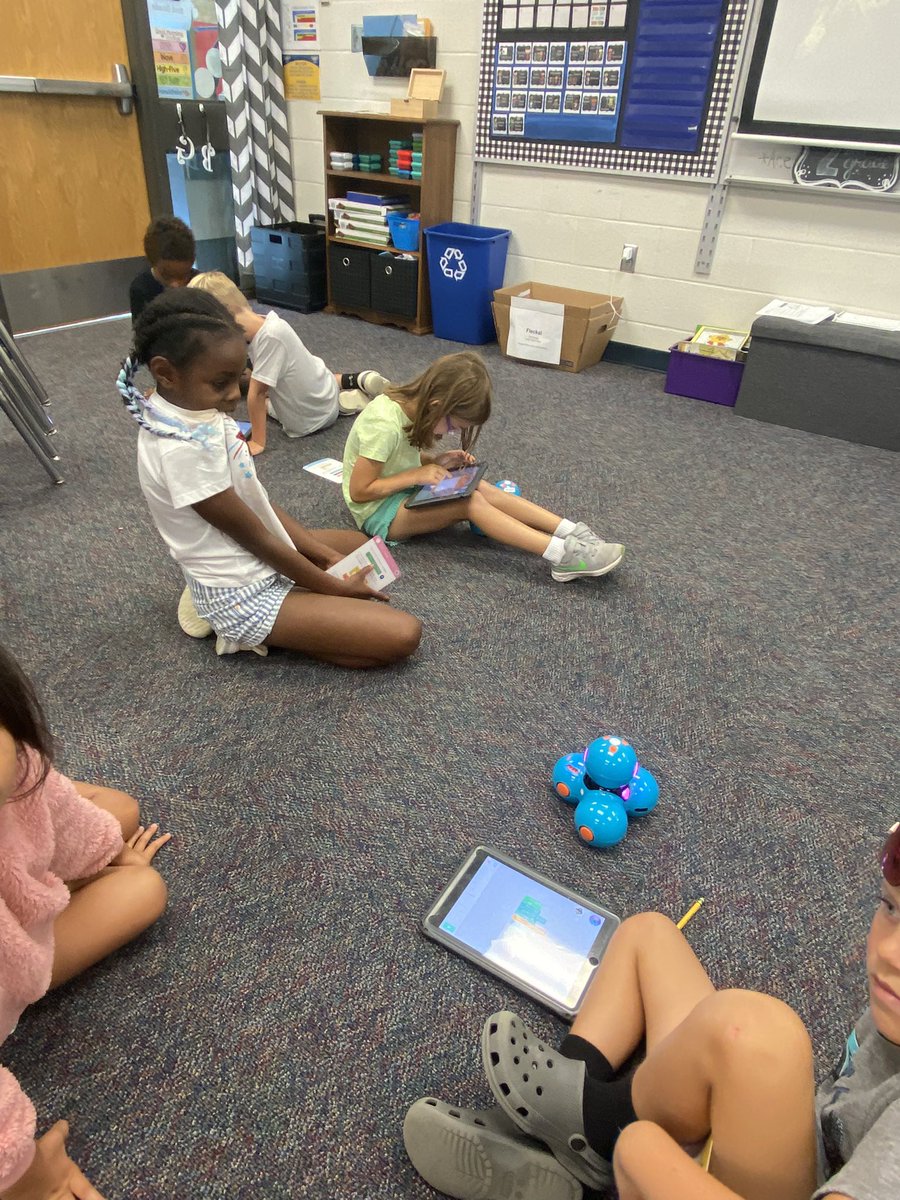 AFleckal's tweet image. Coding with Dash Robots are a fav in room 206!  @ShoalCreekStars @LPSSummerAdv #starssc #LPSSummer2024