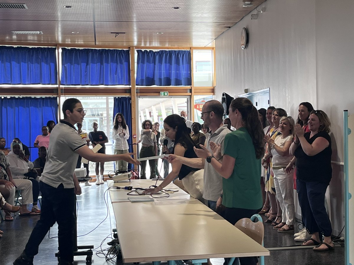 Salle pleine ce soir pour la remise de diplôme des élèves encouragés et félicités! Belle initiative de notre Principale <a href="/Sahar_ZB_/">Sahar ZBAIRI</a> qui a permis de consolider un lien de confiance avec les familles et une envie de se dépasser chez nos élèves!Bravo à l’équipe pour l’accompagnement!