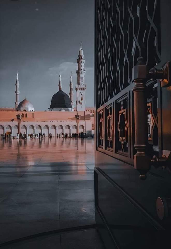 صحابہ کرامؓ کی بھی کیا مزے کی زندگی تھی جب بھی پریشان ہوتے تو روحِ کائناتﷺ  کا چہرہ دیکھنے مسجدِ نبوی کی طرف چل پڑتے تھے ۔۔۔

صلی اللہ علیہ وآلہ وسلم 💕