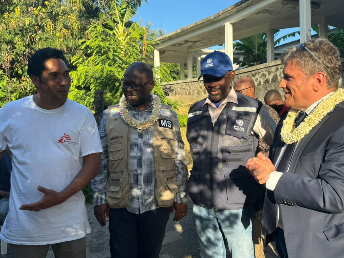 OMSComores's tweet photo. La #France🇫🇷 annonce un soutien financier à hauteur de 500 000€ pour @OMSComores. Ces fonds permettront à l'OMS de renforcer ses actions en cours dans la réponse à l'épidémie de #Choléra. L'annonce a été faite aujourd'hui à #Domoni Anjouan par S.E @SylvainRiquier1 @AmbaFrancekm https://t.co/G3xq0I5Vkx