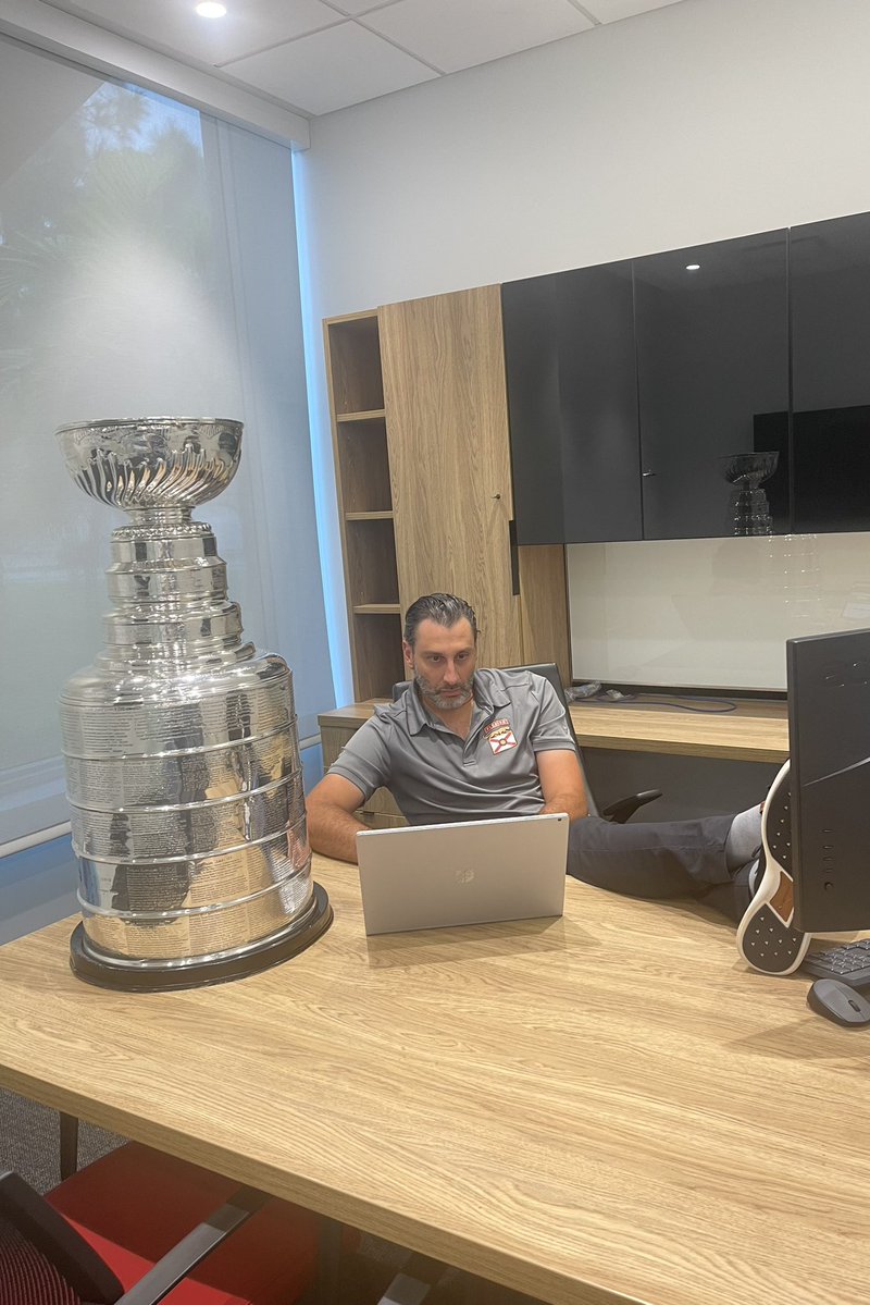 NHLde's tweet image. Ob Roberto Luongo den #StanleyCup nochmals wieder hergeben wird? 🤣🏆 

(📸 @strombone1) | #TimeToHunt | @FlaPanthers | #Luongo