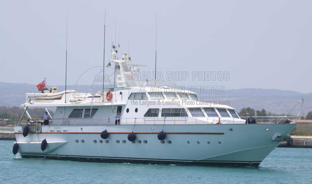 Shipguru's tweet photo. #Jersey #homeported #yacht #ONE_MORE #entering #Siracusa, #Sicily to #upliftbunkers - 25.06.2024 - https://t.co/nfgboxcB5B - NO PHOTOS can be used or manipulated without our permission @ybw @boatint @boatingmagazine @Dutchyachting @YachtspotterCom @YachtingMag @yachtingworld https://t.co/PMCf85ve8W