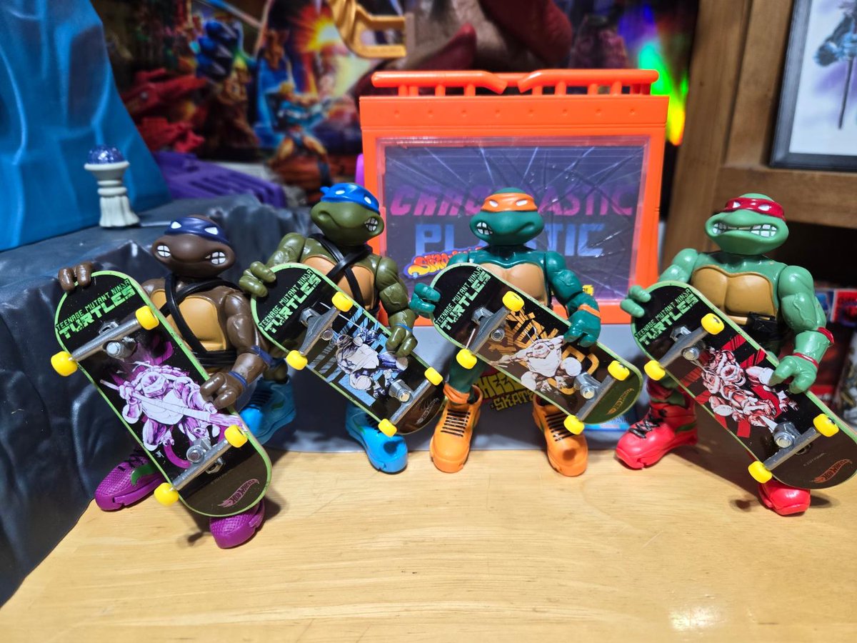 cracktasticpod's tweet photo. Happy #thrasherthursday @Nickelodeon @tonyhawk @Hot_Wheels #thepfpn #cracktasticplastic #fingerboard #skateboard #skateboardphotography #toyphotography #quarterpipe #ollie #rails #grind #doakickflip #tmnt #teenagemutantninjaturtles https://t.co/EYzFjp2VWR