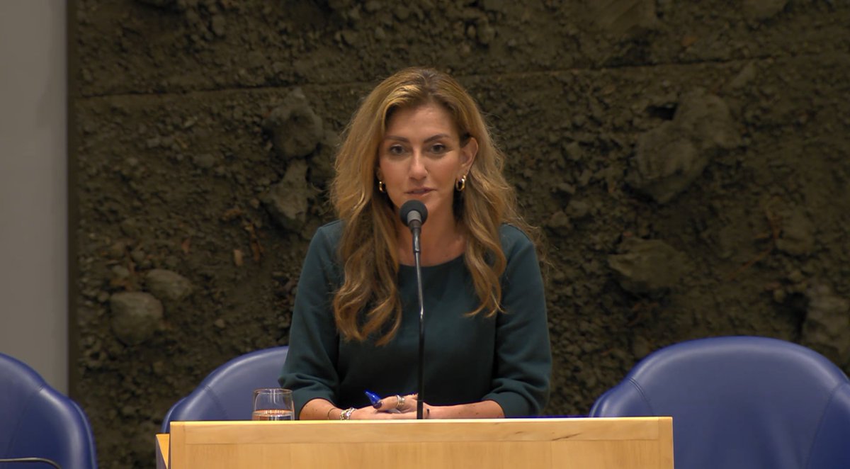 VaBrVr's tweet photo. Een hartelijk dankjewel aan @DilanYesilgoz, als betrokken woordvoerder en later als Minister van Justitie en Veiligheid, voor haar inzet voor de #brandweer in het algemeen en de #brandweermensen in het bijzonder. https://t.co/Ttsri4mauy