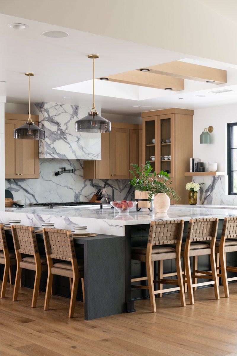 Our #eastbluff kitchen features a large, beautiful island equipped with a step-down dining height for the kiddos. We created this space with the intention of wanting it to stand out, so we switched up the countertop material to add some dimension.

📷: @leighannrowe