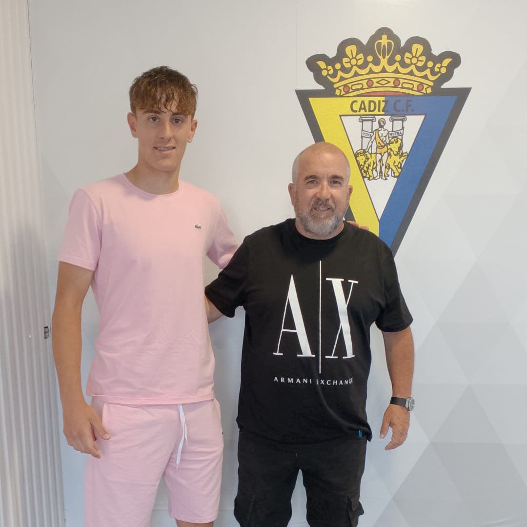 intagta's tweet photo. ⚽ Portentoso y contundente central de 1.83 con gran golpeo de balón y buena salida de balón.

🤝🏻 Bienvenido a la familia INTAGTA, ¡juntos seguiremos desarrollando tu talento!

#INTAGTA #talent #futbol #soccer #RFEF #management #DesarrollamosTuTalento https://t.co/cG2Q3iKdWq