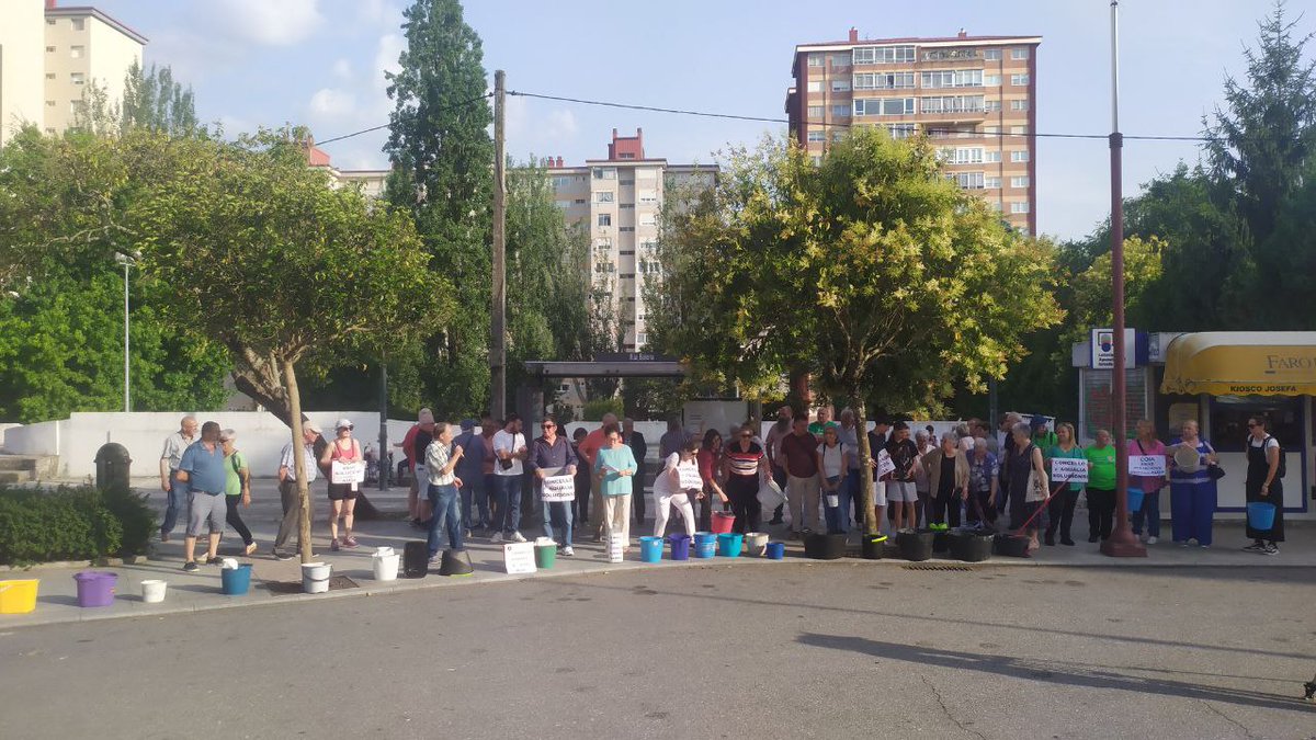 Hoxe a veciñanza de #Coia volveu a saír á rúa en defensa do barrio, para denunciar as roturas de tubaxes e os cortes de auga.
Concello e <a href="/aqualia/">aqualia</a> solucións XA!