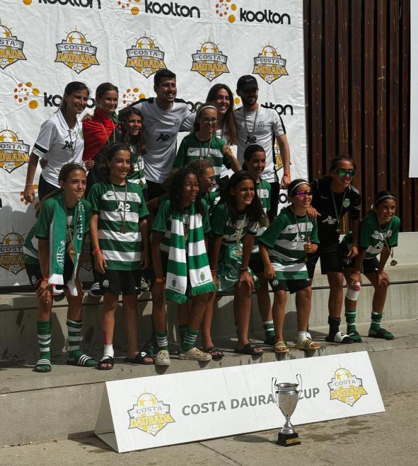 As leoas de sub 12 conquistaram a Costa Daurada Cup. As leoas na final venceram a Fundació Terresa FC por 6-0. Os golos leoninos foram marcados por Clara Freitas 2, Kyara Costa 2, Mariana Flamino e Inês Monteiro. Parabéns leoas #FutFemSCP 
📸 Fernando Martins