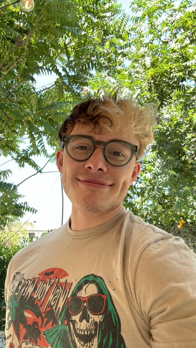 Having a good day :) https://t.co/XwIAO21qKt