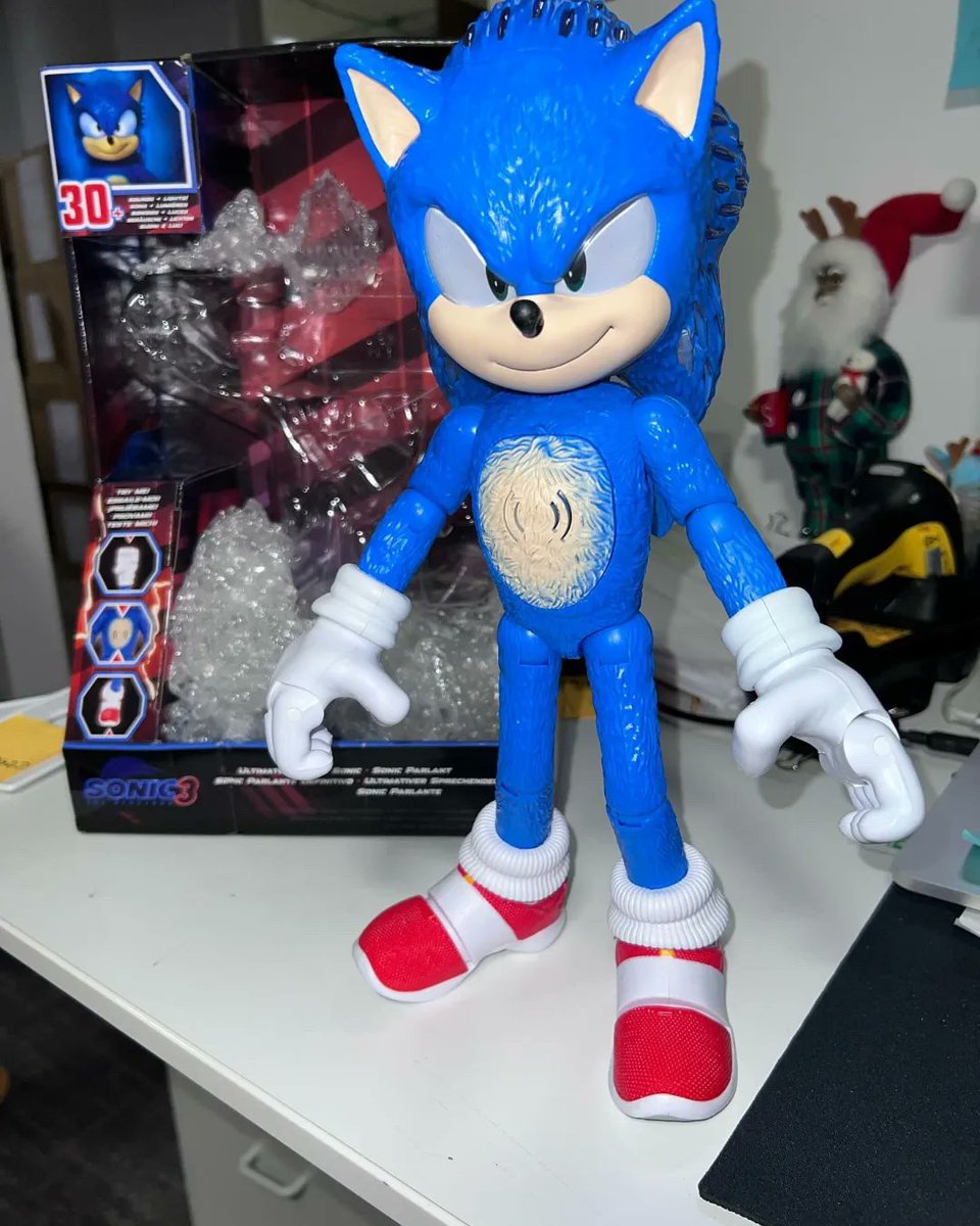 VardocZ's tweet photo. Aquí hay un vistazo a "Ultimate Talking Sonic" de Jakks para #SonicMovie3, que incluye líneas y sonidos de la película y ojos y plumas iluminados.

Viendo haci el que podría ser el diseño final de Shadow. https://t.co/NfHn15rVez