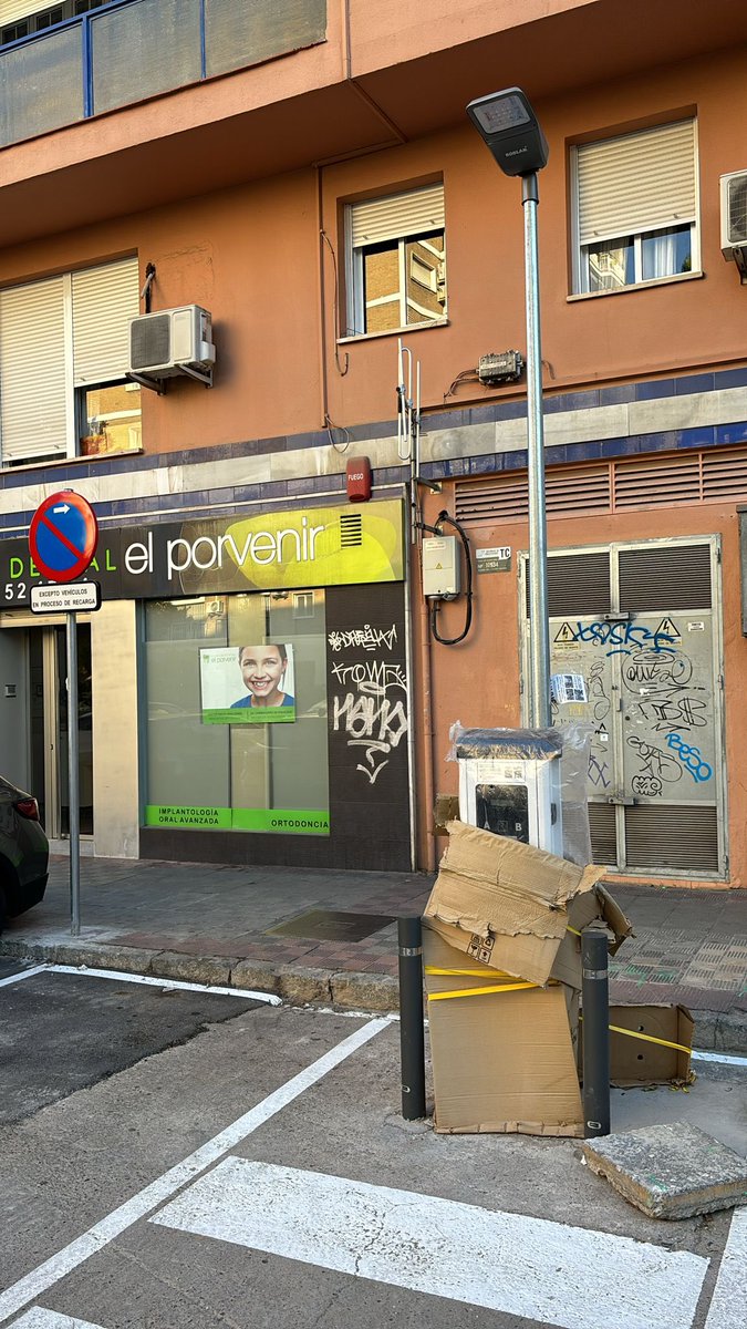 manuelarias99's tweet photo. @TodosElectricos te suenan estos puntos de carga que están instalando en las calles de Sevilla? Me dice mi amigo que son de Shell https://t.co/vPAatFx3U2