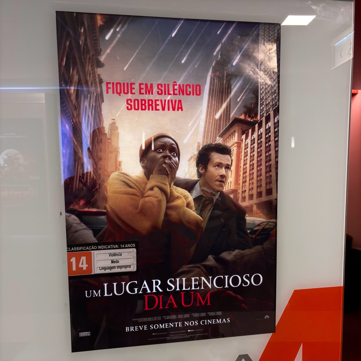 filmesdorafa's tweet photo. Achei que sairia da sessão de “Um Lugar Silencioso: Dia Um” assustado. Em vez disso, saí chorando de soluçar. Imagine um drama de horror atmosférico, bem dirigido, sombrio e meticulosamente triste. Lupita Nyong'o é uma força da natureza. Que filme maravilhoso, meus amigos! https://t.co/PXiKwSkKqa