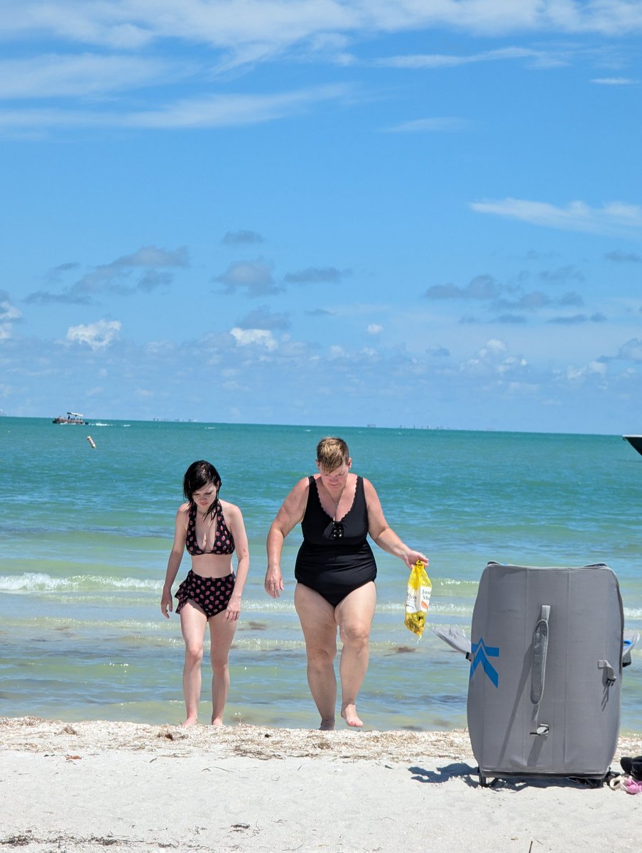 EastGlacierMT's tweet photo. Snuck in another fun day with #TeamProfit #Irvinette peeps @snackattacklady & Lunar on Sanibel Island on their 36 hour or so whirlwind trip to Florida from Cleveland! The weather cooperated & we packed in as much as possible! It was like a shore excursion! @RobertIrvine 🌴🇺🇲🚀 https://t.co/dByTwzYCDY