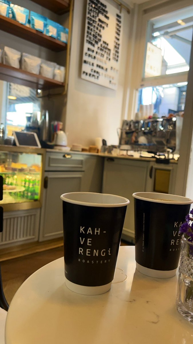 Abu_layan15's tweet image. وصلنا إسطنبول بالسلامه
السكن كان في منطقة ششلي
الموقع ممتاز يتوسط جواهر مول و نيشانتاشي و مترو عثمان بيه
توقفنا عند مقهى صغير للقهوة المختصة جلساته محدودة
البارستا شخص عارف شغله و محترم
القهوة 10/10
الأسعار فوق المتوسطة

Kahverengi Roastery Nişantaşı

maps.app.goo.gl/8scx1EdVV8jGp9…