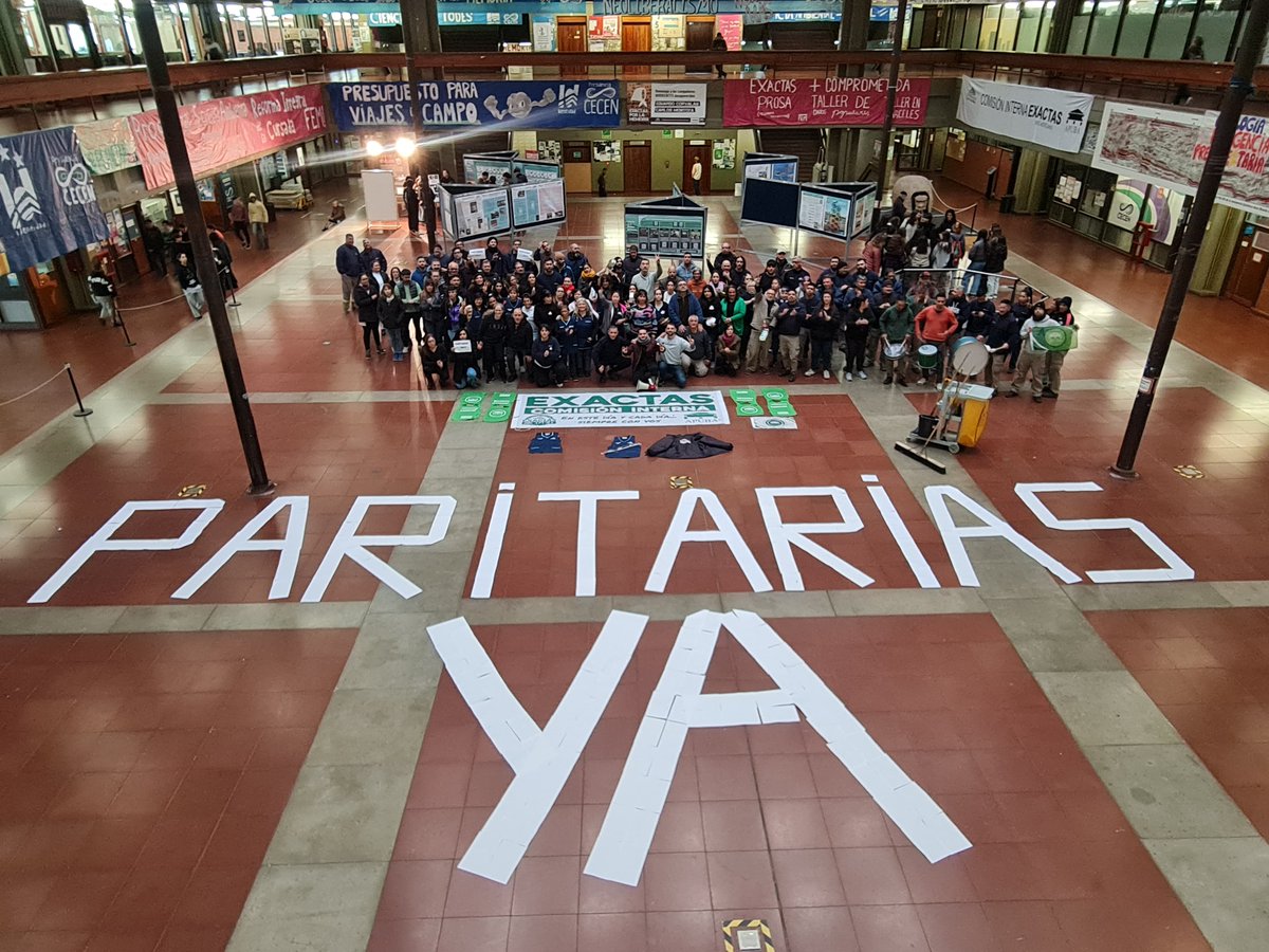 Exactas_UBA's tweet photo. 👉En el marco de las jornadas de visibilización de esta semana en reclamo por la recomposición de los salarios de docentes y nodocentes de las universidades nacionales, la Comisión Interna de APUBA organizó esta mañana un ruidazo en el playón central del Pabellón 2. https://t.co/yiT3ObHhv2