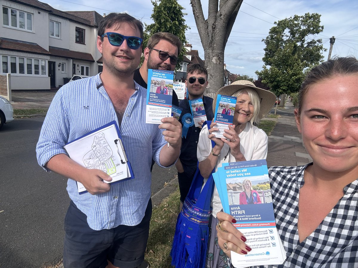 Anna_Firth's tweet photo. 1️⃣ week left of the campaign! Three more strong sessions in #BlenheimPark, #StLaurence and #WestLeigh made even better by the lovely sunshine☀️

#VoteAnnaFirth
#AnnaFirth4SouthendWestandLeigh
#GeneralElection2024 https://t.co/8ZrBMBHJZy