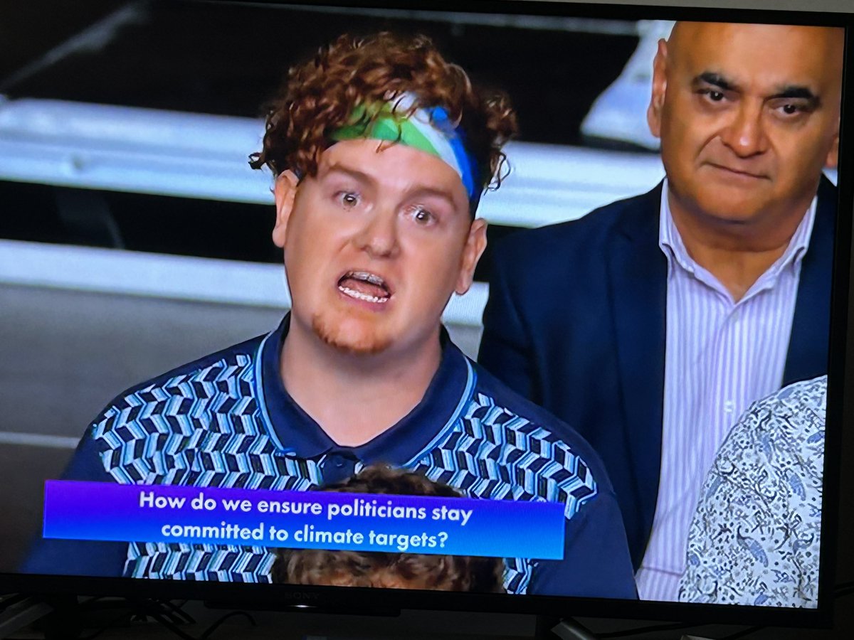 PulisvsBojan's tweet photo. When you’re on Question Time at 8 but it’s Lasseter’s Happy Hour with Lou and Harold at 7 #Toadfish https://t.co/ty8pjWIWkK
