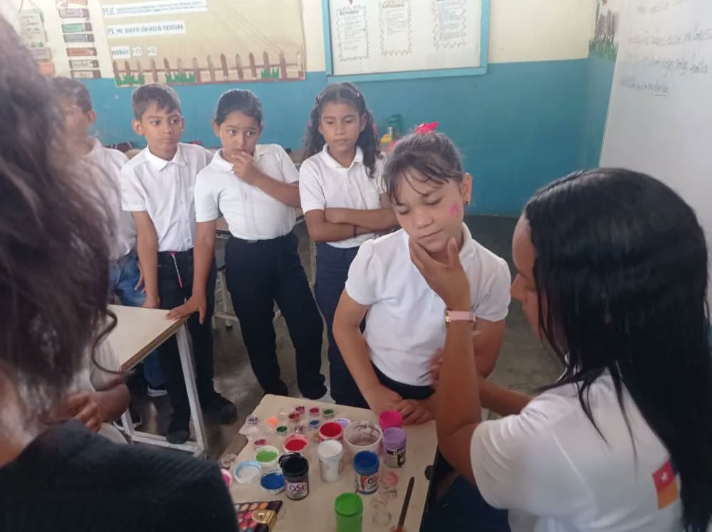 MPV_Guarico's tweet photo. El día de hoy abordamos a la Unidad Educativa "La Esperanza", municipio Juan Germán Roscio Nieves para Brindarle a los niños y niñas de esta casa de estudios una Charla Sobre los Valores.
  Seguimos promoviendo valores positivos y la convivencia pacífica.
#NicoCuadraConmigo https://t.co/MNQ7vG7e7N