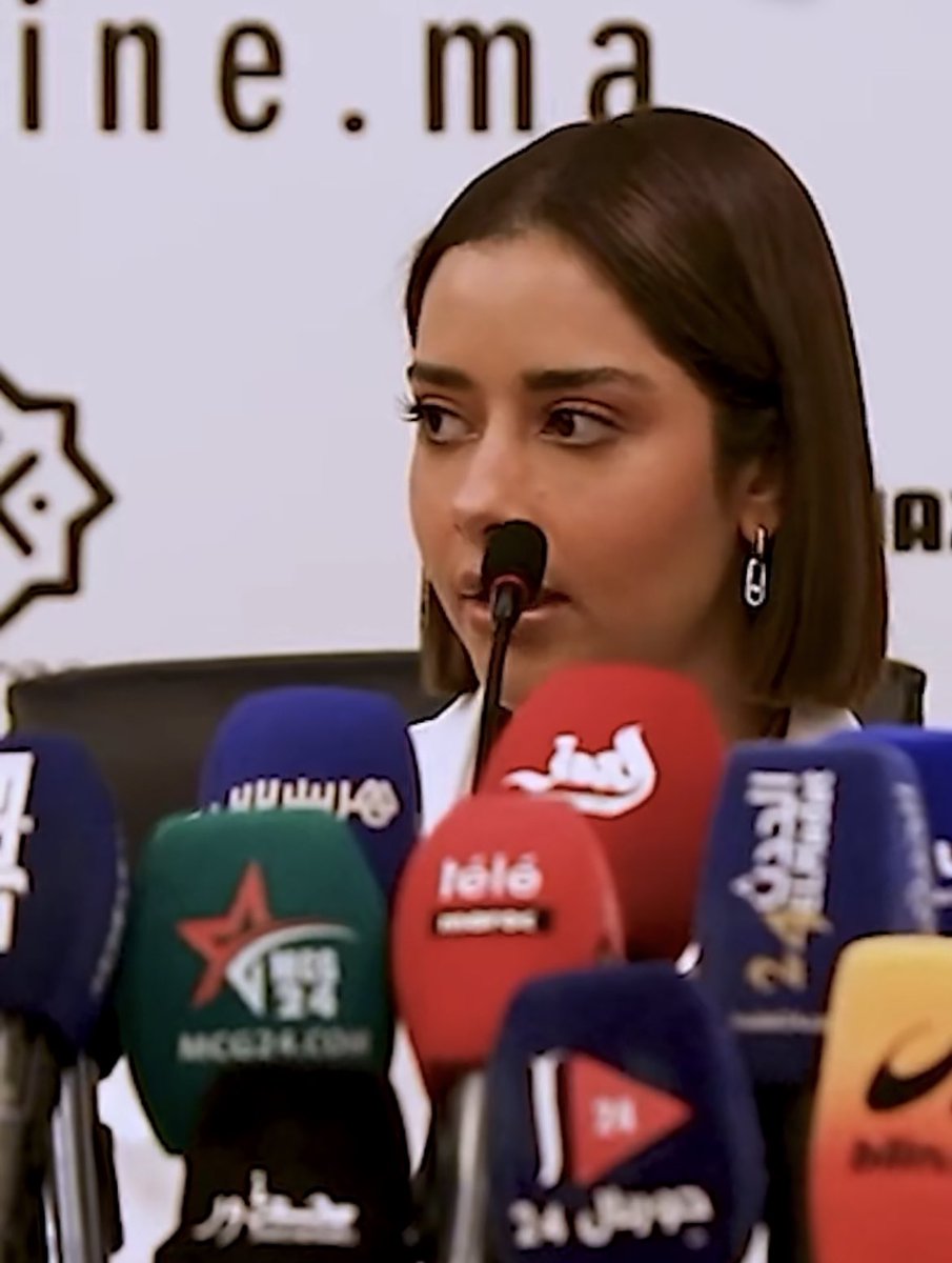شاهدت هجوم على الفنانة #بلقيس اليمنية الاصل وتحمل الجنسية الإماراتيه ، كان  الهجوم من مشهورات سعوديات . اظن من غير اللائق ابدا حديثهم بهذه الطريقة .!!! الفنانه سألوها عن غيابها عن موسم الرياض أجابت ايجابة محترمة (اسألو المسؤولين )
لوكان لديها ايجابة لقالتها !!. وان كان حصل لها