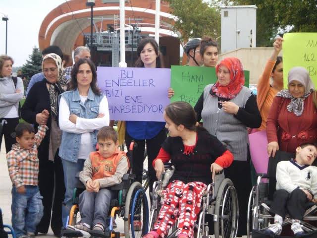 Zenginlerin vergi borçlarını sildiniz, acısını engelli vatandaşlardan mı çıkaracaksınız? 
#engellihaklarımadokunma
#EngelliYakınlarınaAsgariÜcretHaktır