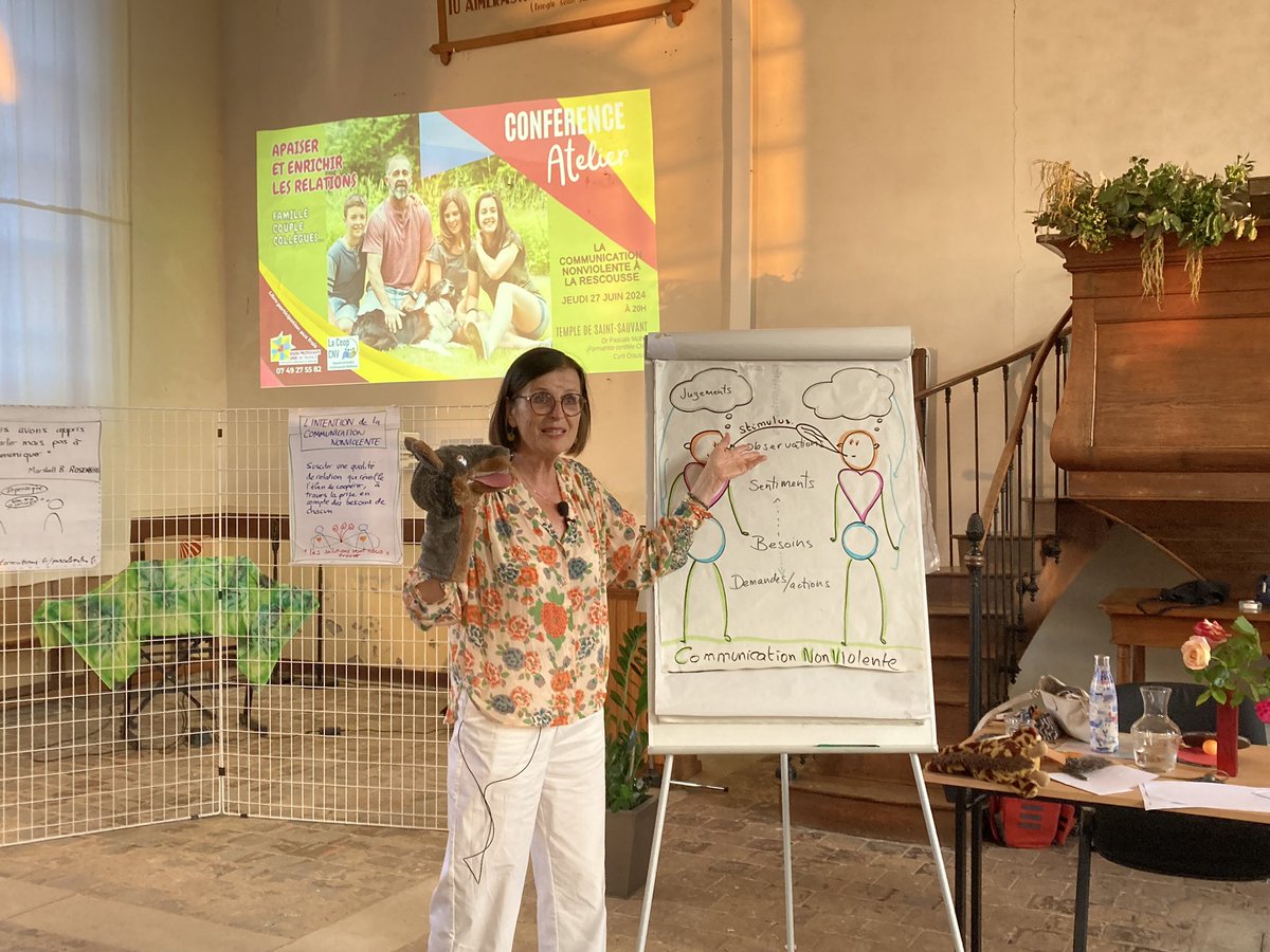 Pascale Molho, formatrice certifiée en Communication NonViolente, répond aux questions lors de la conférence « Apaiser et enrichir les relations ». Avec Cyril Crausaz à Saint-Sauvent (86).#cnv
