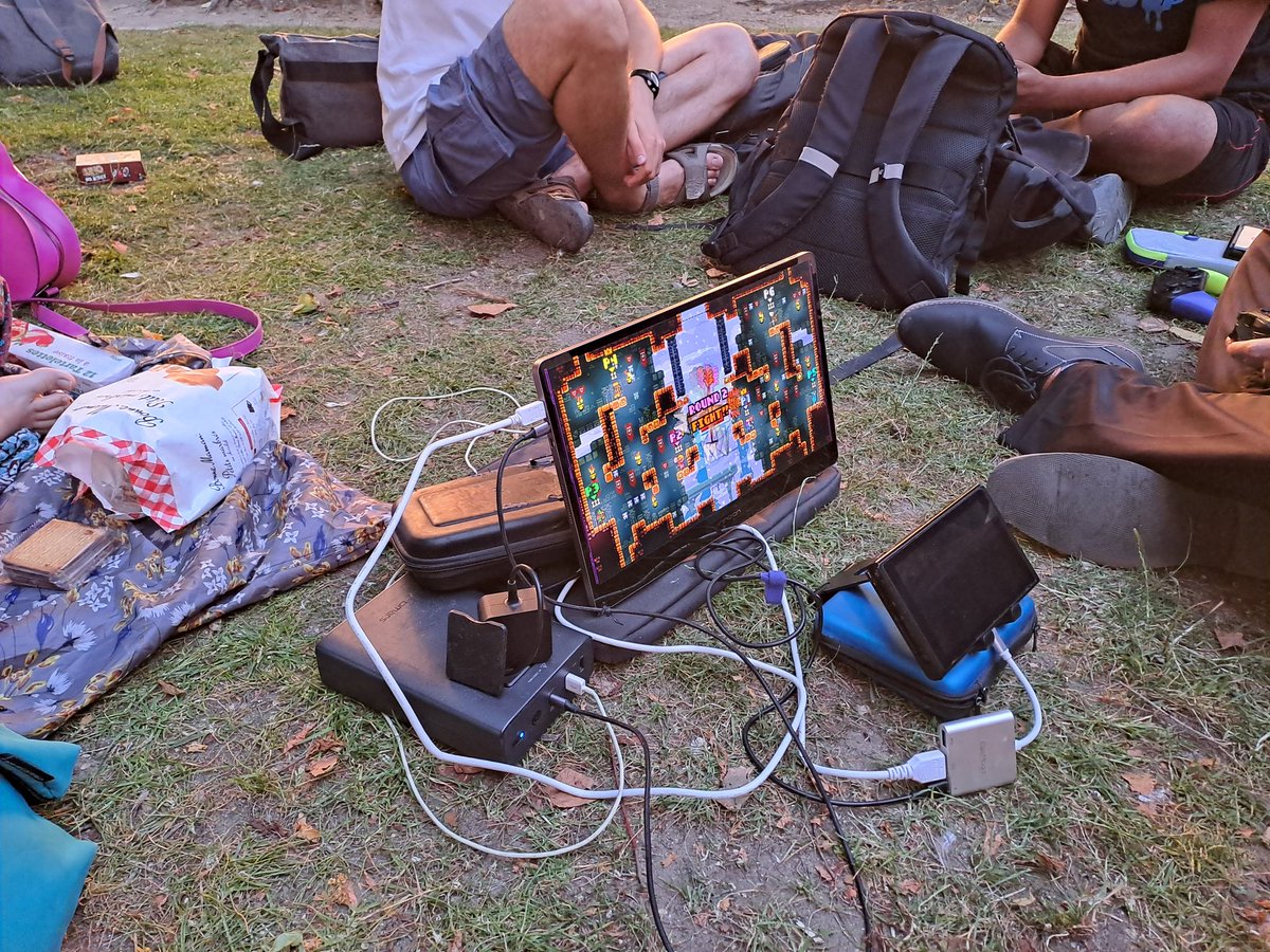 dsinparis's tweet photo. 1ère session OUTSIDE de l'année, et les traditions perdurent, avec le #TowerFall de fin de soirée 🏹 https://t.co/3cwHQYawD5