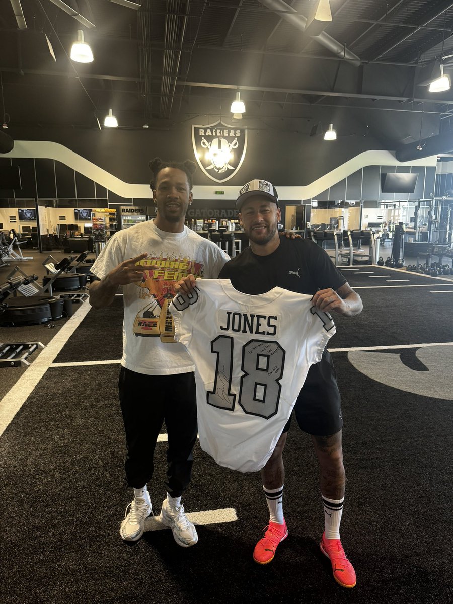 Raiders's tweet photo. Football 🤝 Fútbol https://t.co/Mu4a4Nr7XX