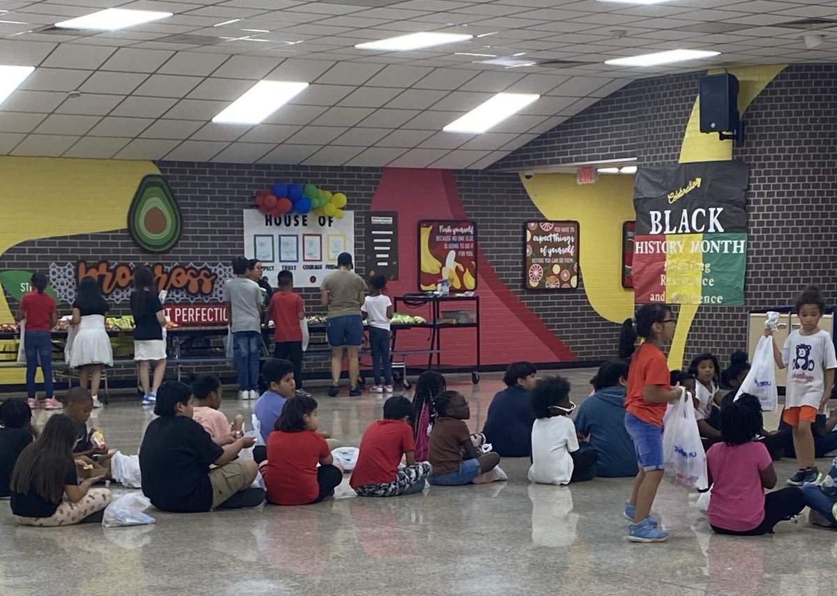 juvemarin13's tweet photo. What a great way to end #CampCalvert with all the kiddos getting a bag of snacks to enjoy at home! #Chooseyourdestination https://t.co/T32rcwTvCH