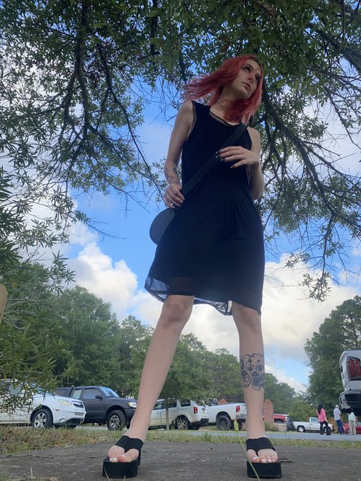 gimme bread watch how quick i start to duck. i put FENTY on her toes, she put fenty in my cup. https://t<a href="/tag/hotgothsummer"class="tags"><span>#hotgothsummer</span></a>