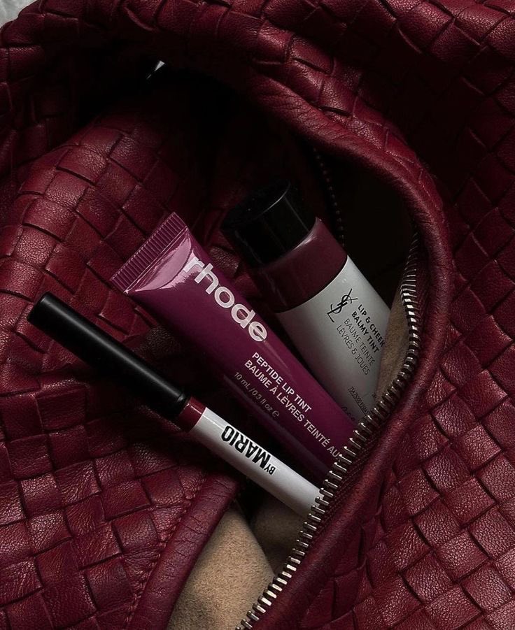 i3Moment's tweet photo. Cherry red aesthetic https://t.co/GHPg57x0Eq
