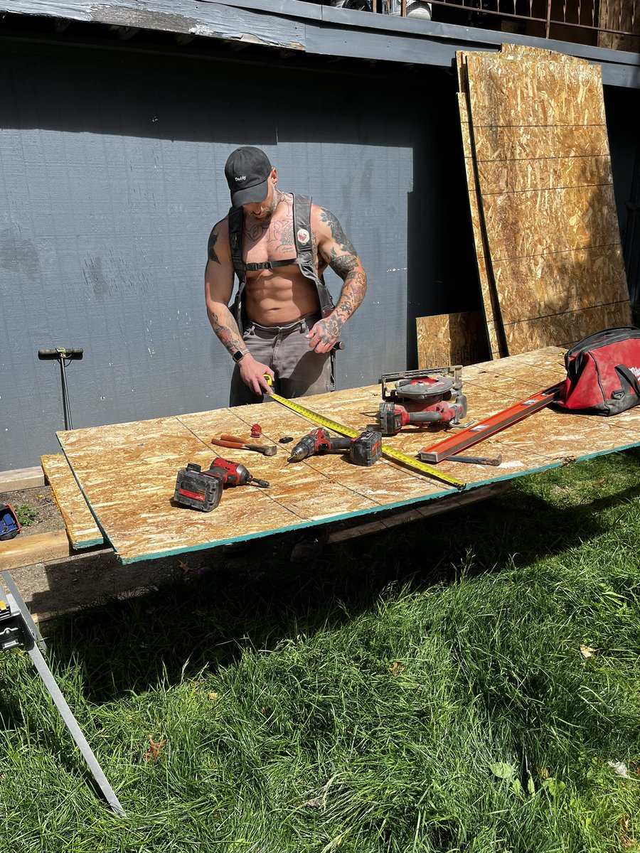 Chip_Ryder's tweet photo. Hot mornings at the site, mean I can work like this

Happy Thursday https://t.co/kqBrdxA1Ht