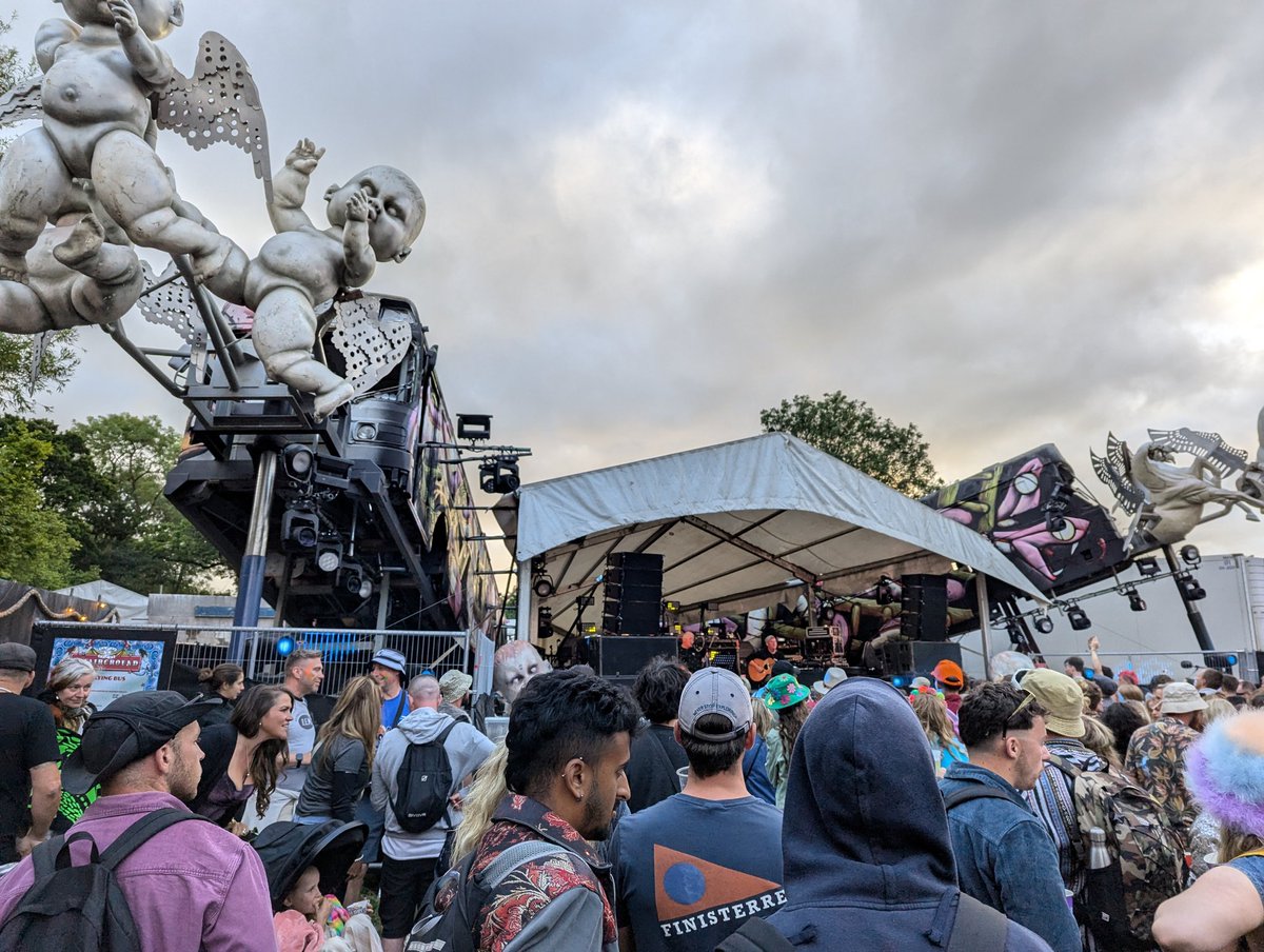 🎻FFTP smashing it on @glastounfairground's Flying Bus stage! 

#Glastonbury2024