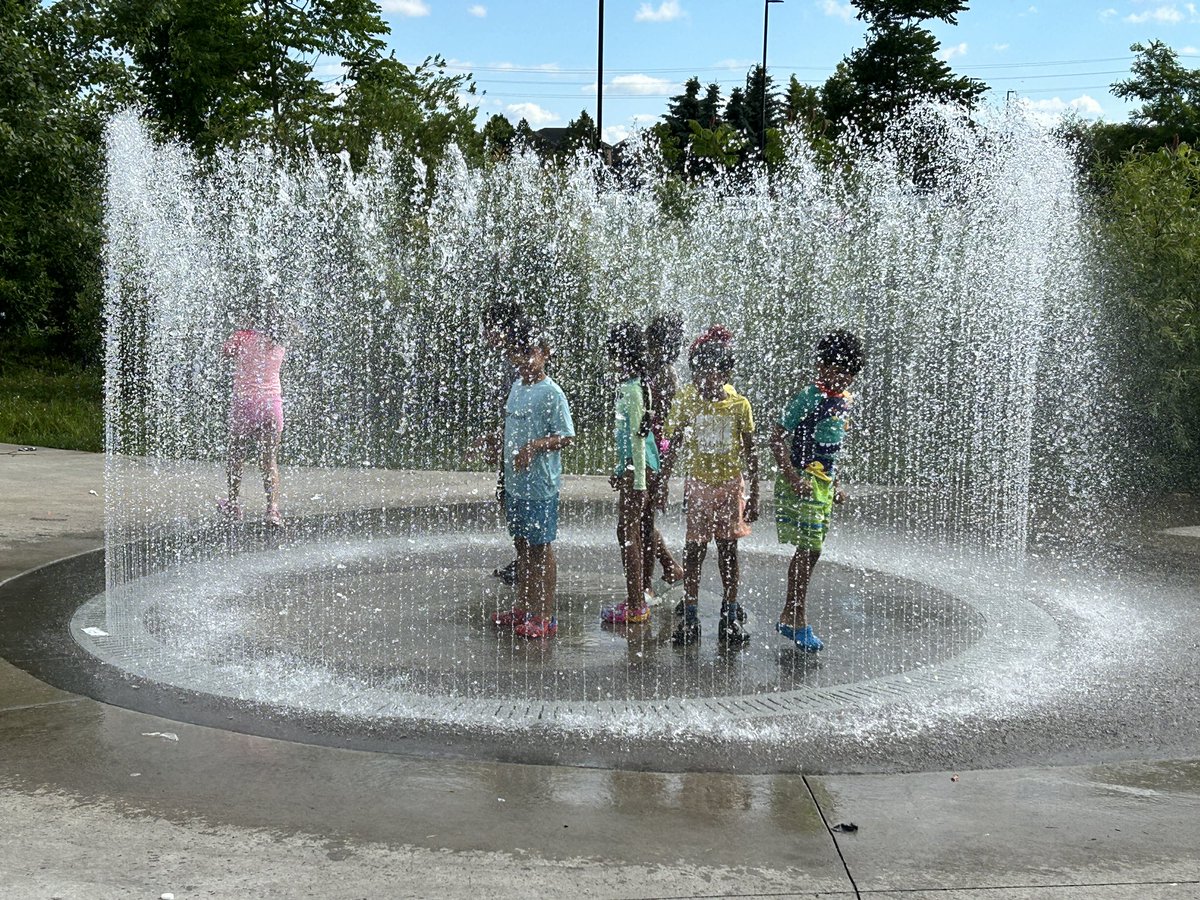 BroderickJenn's tweet photo. Sun, splash pad, and buddies! ☀️💦👭🏼These Trailblazers had a great morning together celebrating the second last day of school! @TribuneDrive @MsReyes1586 @InquiringKs https://t.co/mvJRRydJ6P