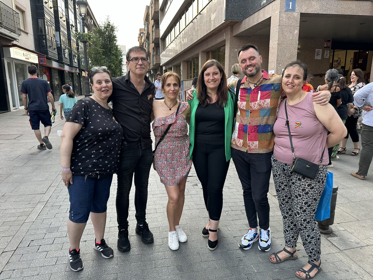 UnionporLeganes's tweet photo. 🏳️‍🌈 DÍA DEL ORGULLO

La concejala de #ULEG y #Salud @VirginiaULEG asiste a la lectura de los manifiestos con motivo del #28J #Orgullo2024 en la Plaza España de #Leganés llevados a cabo @LEGAYNES y un grupo de jóvenes de #Leganés.

#ULEG #Leganés #Orgullo2024 https://t.co/NcbfzPTNzv