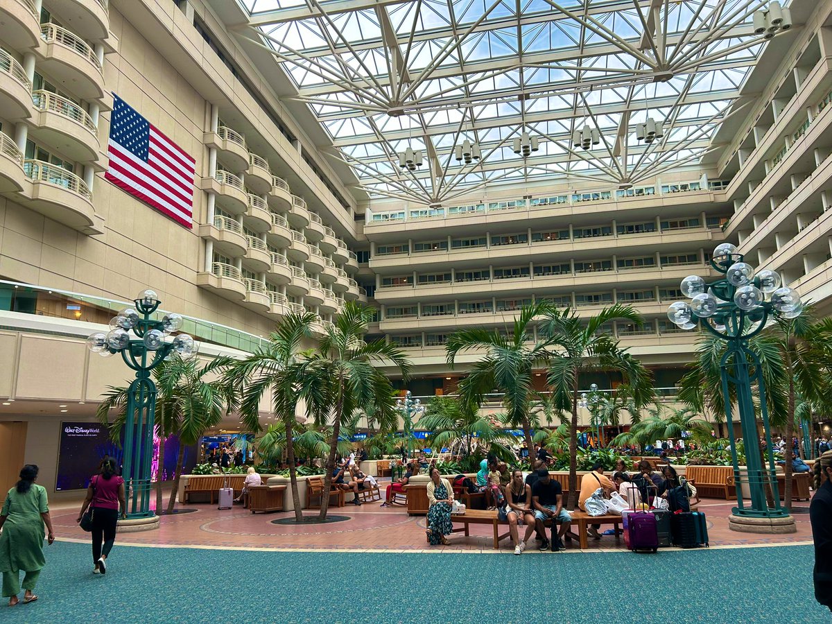 Acabo de llegar a Orlando para el <a href="/CEOGaming/">CEO 2026 on August 14-16 in Orlando, FL!</a>. Mi segundo master de TWT y uno de los ultimos clasificatorios de ESWC.

Esta vez es la buena, confio🙏👊

PD: Este aeropuerto es increible🤯

<a href="/GaiminGladiator/">GG | Gaimin Gladiators ⚔️</a> 

#TekkenGladiators | #AgainstallOdds