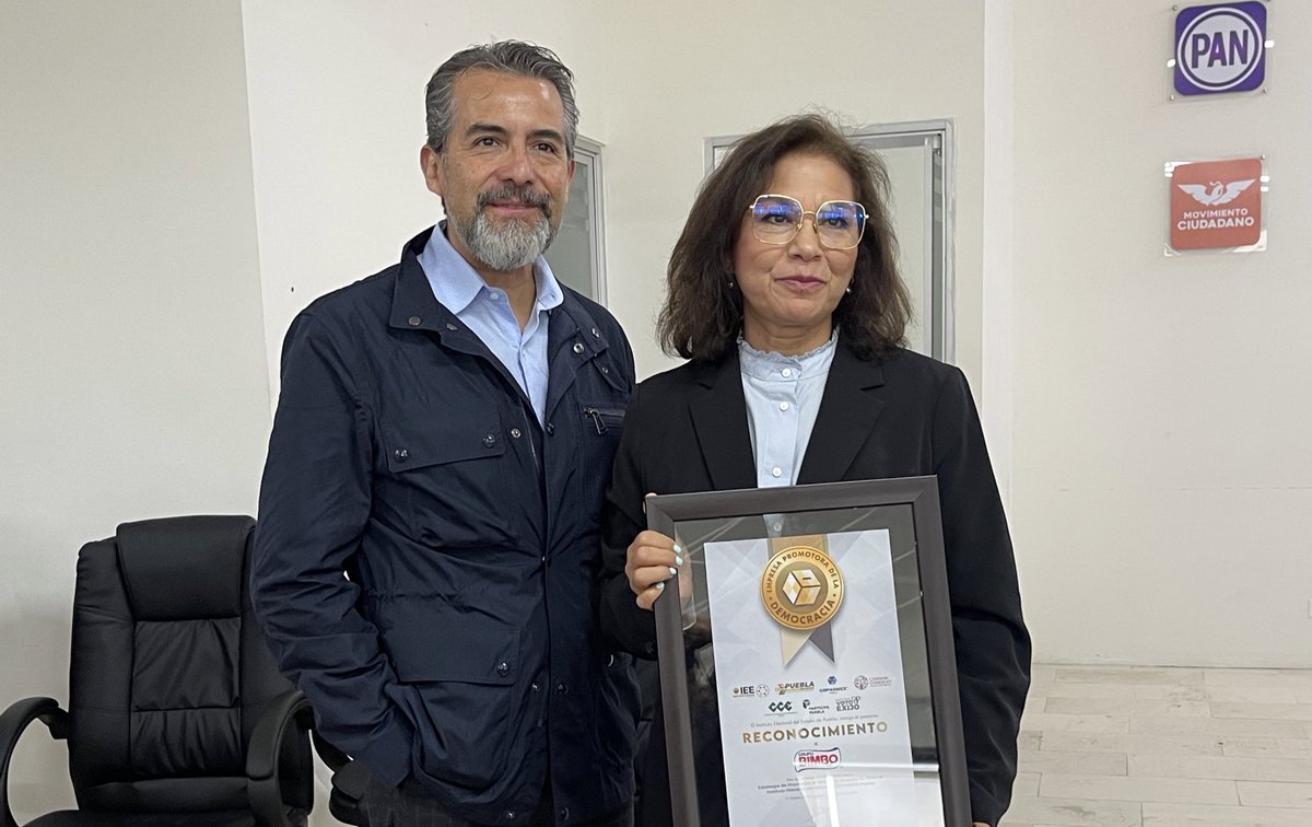 CoparmexPuebla's tweet photo. Durante el evento, se reconocieron a 8 empresas por su destacada labor en la promoción de la #Democracia.
7 de nuestras empresas socias fueron reconocidas: @PastelesLaZarza, @christusmx, #GAPSA, @Tiendas_OXXO, #Leonali, @Grupo_Bimbo, @UVP_Puebla.
El objetivo de esta iniciativa era fortalecer los valores democráticos y promover una mayor participación ciudadana, destacando el papel crucial que juegan las empresas en la construcción de una sociedad más informada y participativa.
#VotoInformado #elecciones2024méxico #ParticipoVotoExijo