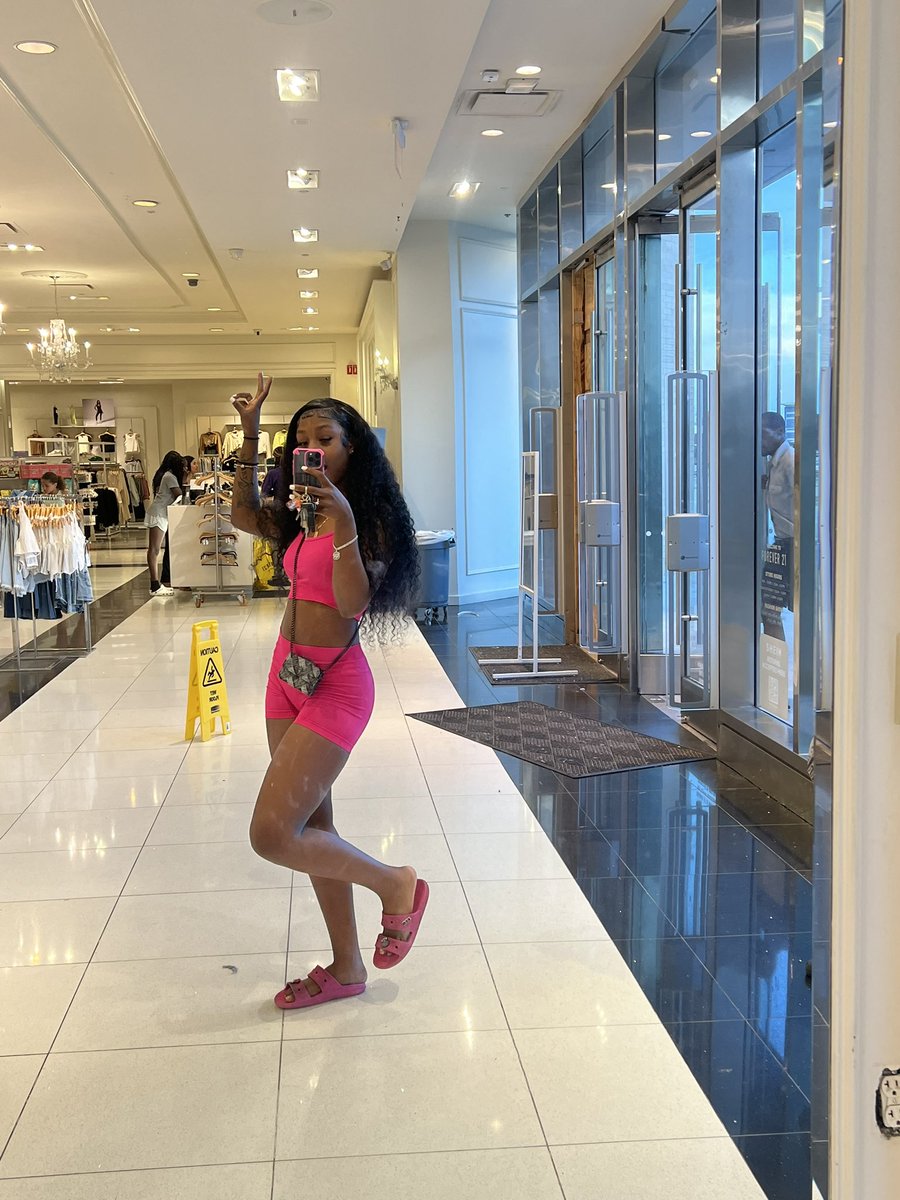 Bracefacee_kimm's tweet photo. Y’all look at somebody daddy . https://t.co/DZ5DTZBy4W