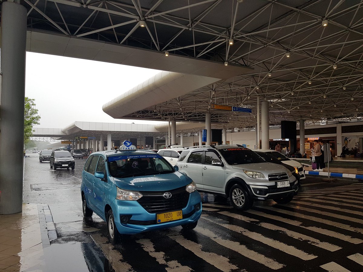 Infopromogreget's tweet photo. Cuaca Bandara Juanda Sidoarjo pagi ini terpantau hujan cukup deras namun proses drop off penumpang tetap lancar... @e100ss @RadioElshinta https://t.co/c9JRWHYpnc