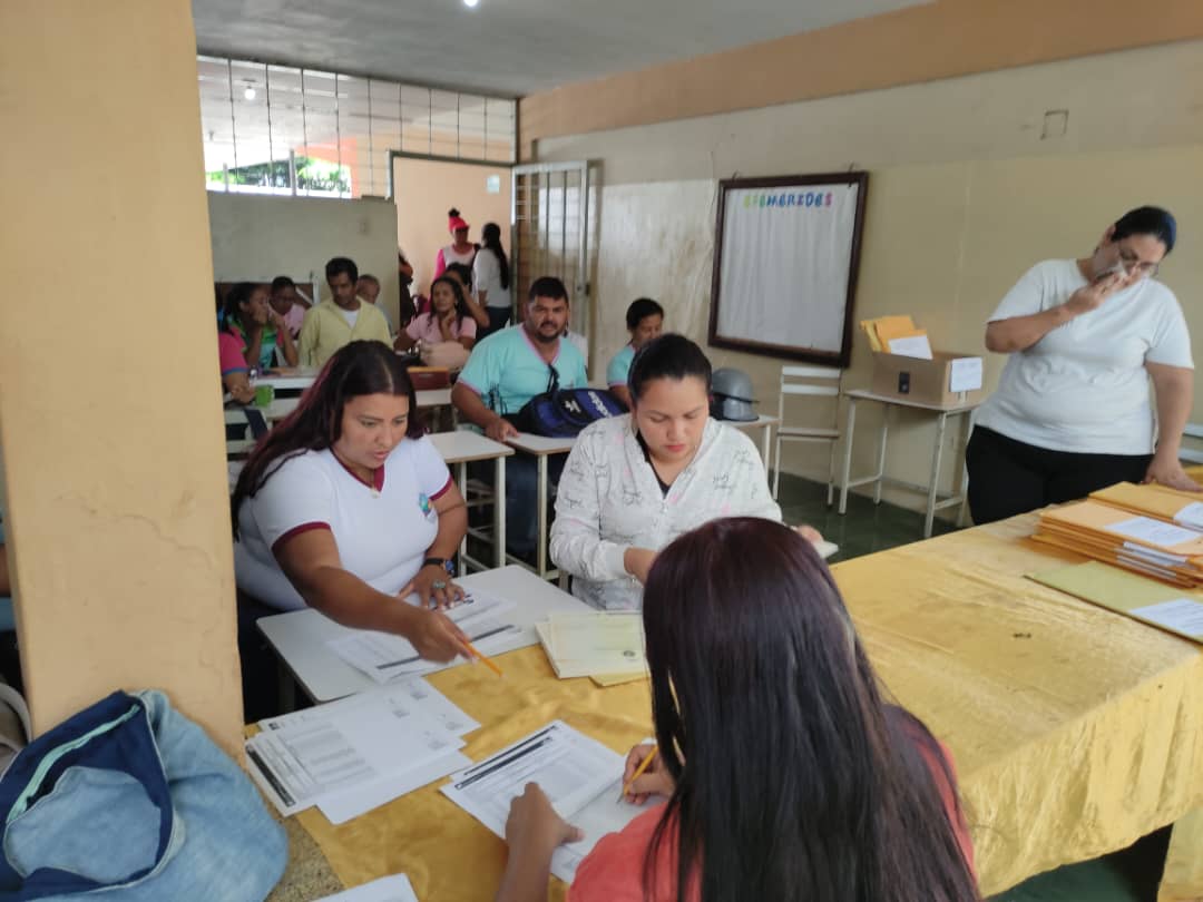 CDCEMZAMORA Municipio Zamora U.E.N Teresa Carreño Entrega de formatos de Titulos de Bachiller a las instituciones de Media General y Media Técnica <a href="/NicolasMaduro/">Nicolás Maduro</a> @MPPEDUCACION <a href="/_LaAvanzadora/">Yelitze Santaella</a> <a href="/Soykarinacarpio/">Karina Carpio</a> <a href="/LeiraSuarezPsuv/">LeyraSuarezPsuv</a>