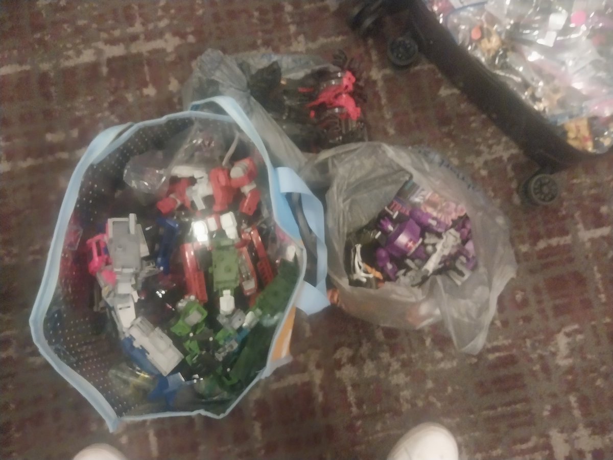 kiyoshiegg39's tweet photo. I'm selling stuff at the main lobby of the Courtyard hotel, come check it out if you're interested. 

@BotCon #botcon2024 #botcon https://t.co/VgwzixBsfI