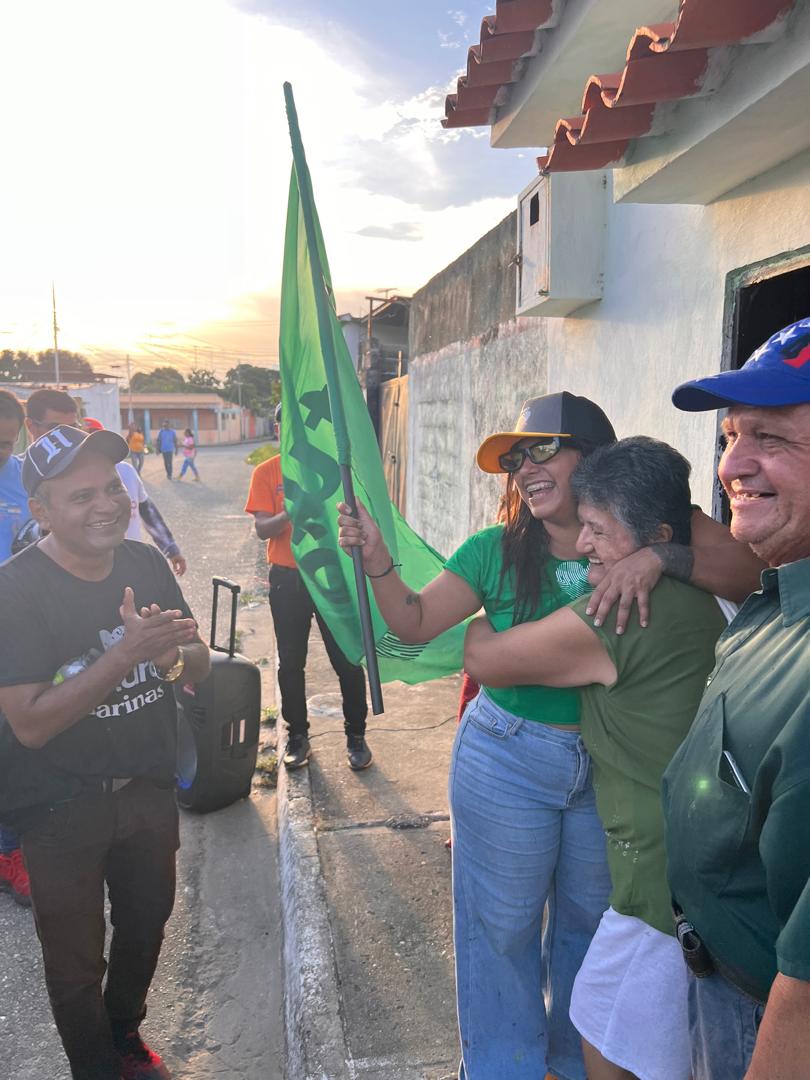 TrabajadoresVe's tweet photo. ¡Linda Barinas! Nuestros hermanos (as) de Clase siguen sumando voluntades para el @movfuturoven; vamos a consolidar el bienestar y la prosperidad que se merece Venezuela, por sobre todas las cosas. 

#TrabajadoresConNico 
#NicoCuadraConmigo https://t.co/nMkRKMFrk7
