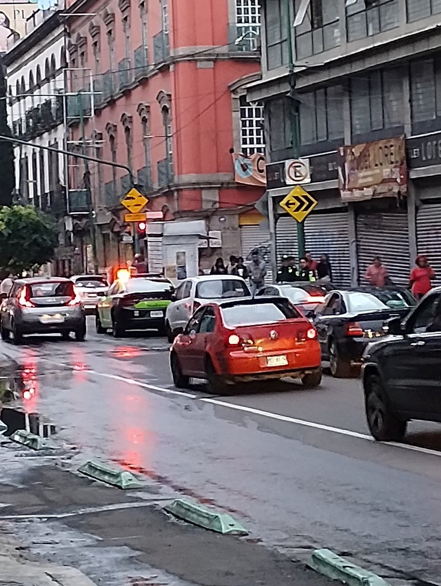 genrrix's tweet photo. Policías de tránsito detienen a un autobús en calle Nezahualcóyotl entre 20 de noviembre y 5 de febrero, colonia centro, provocando obstrucción de la vialidad y bloqueando por completo la ciclovía, en una calle que de por si es angosta. @SSC_CDMX @SSPCMexico https://t.co/5S7AaxXMi4