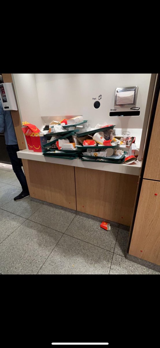 Den som äger McDonalds i Värnamo och Vetlanda ombedes snarast lämna över verksamheten till någon kunnig!! Grisigt äckligt kötider på 25-30min Värnamo är nog i särklass sämsta någonsin #hawktua   #McDonalds