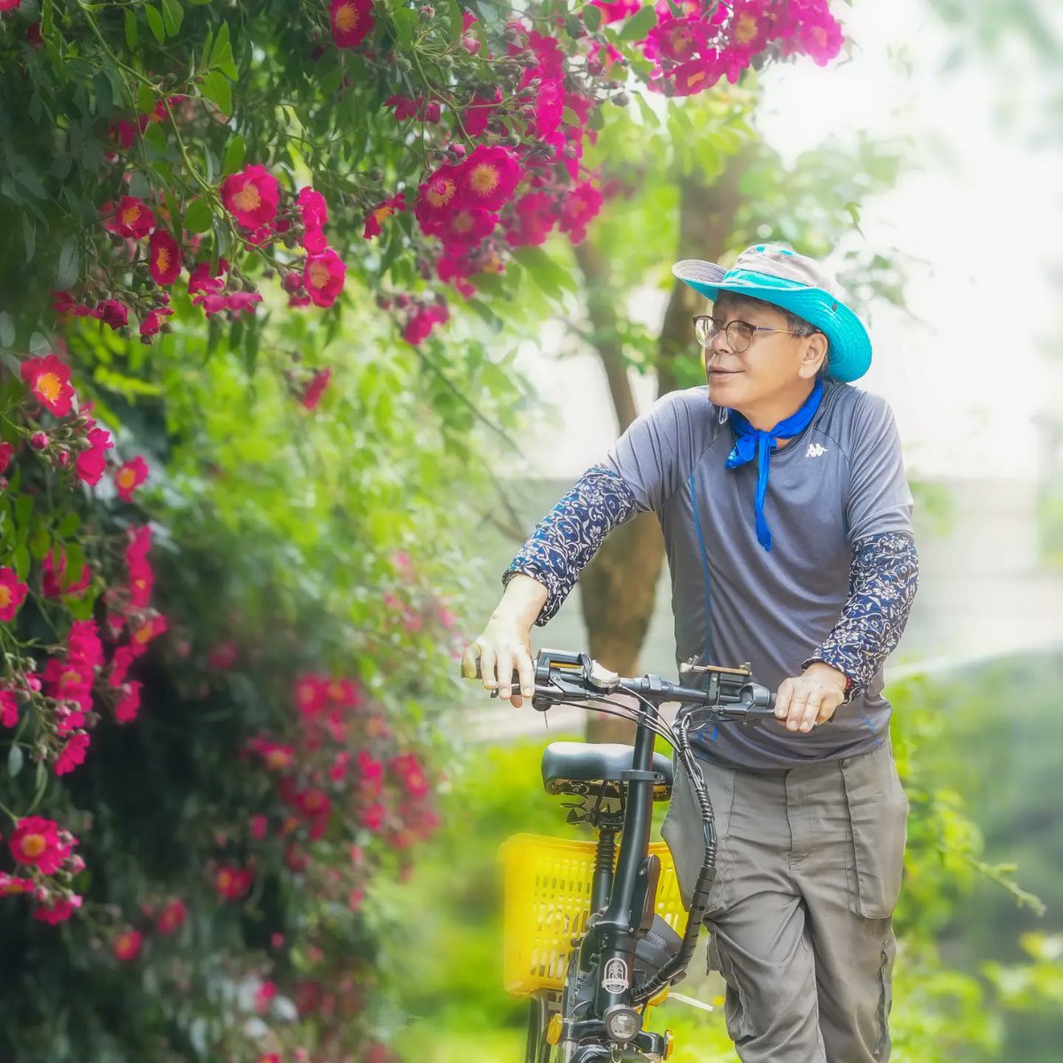 <박거사가 보내준 무궁화>

'끈기와 섬세한 아름다움'이 꽃말인 무궁화!

딱히 누가 정한 것도 아닌데 이 나라의 국화가 되었을까?

~
머리 아프게 따지지 말고
그냥 예쁘게 보자.^^

'글나인9' 지산광

<사진> 울산 작가 박거사