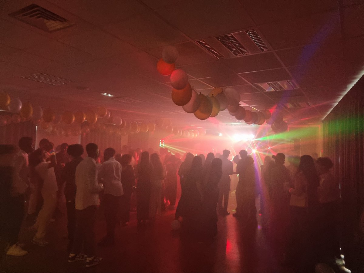 MathildeJoncart's tweet image. Ce soir c&apos;etait le bal des 3èmes au @ClgSgdb ! Un immense merci à toute l&apos;équipe enseignante et vie scolaire pour l&apos;organisation. Les élèves ont surkiffé!! Avant le #DNB2024...