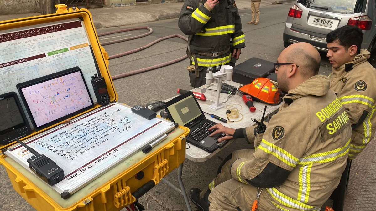Cuerpo de Bomberos de Santiago tweet media