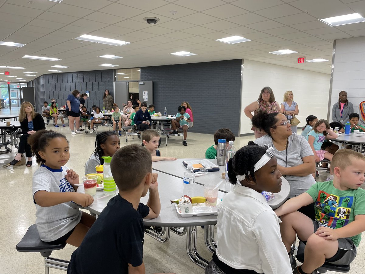mieducation's tweet photo. State Superintendent Rice and Senator Debbie Stabenow laud Michigan’s meals program’s successes yesterday at Waverly East School. Meet Up and Eat Up, summer meals program served nearly 4.5 million meals and snacks last year alone. https://t.co/dslHIzJcrB