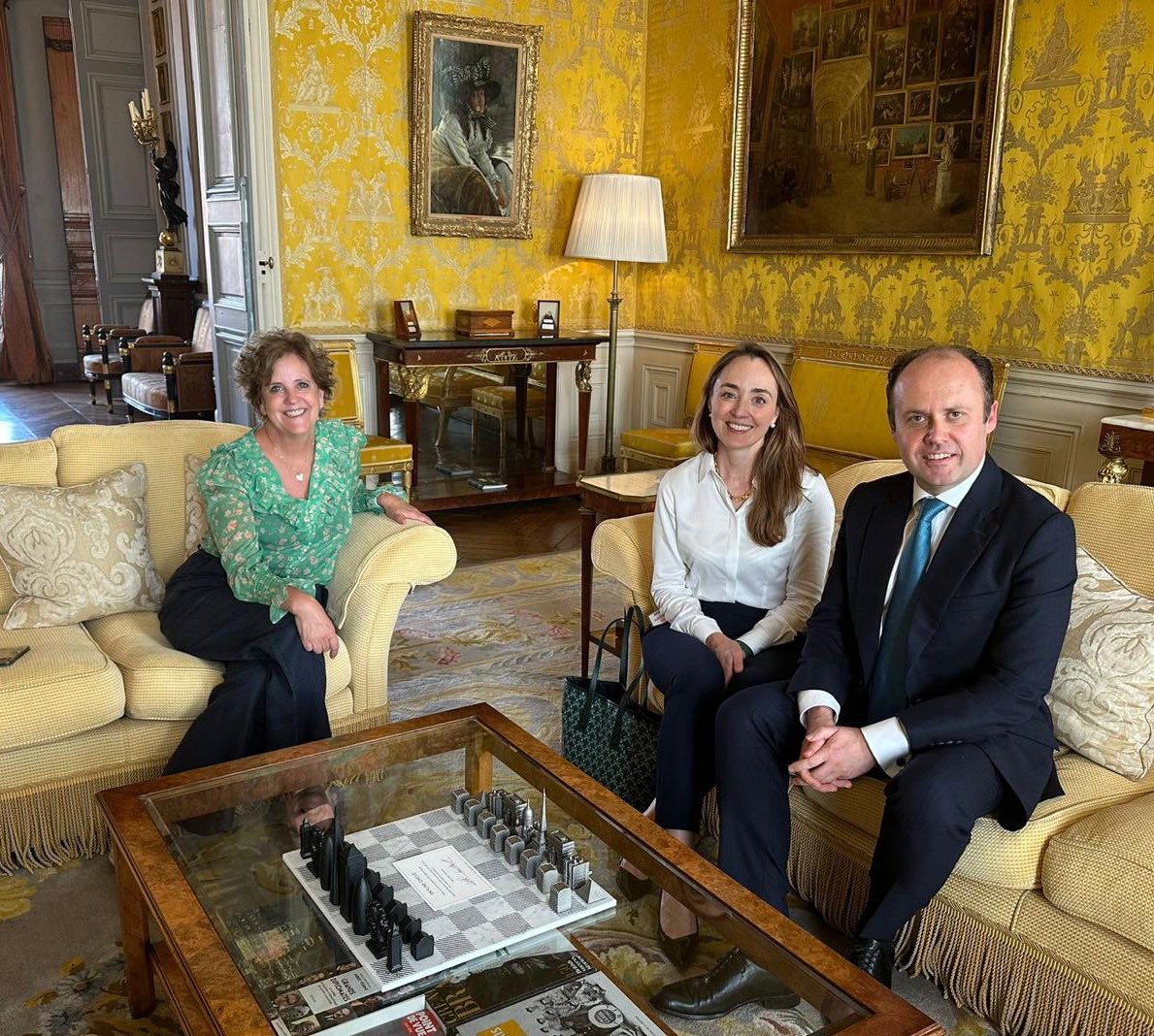 Ravi d'avoir partagé le thé cet après-midi avec les gagnants de la tombola
<a href="/BritishSchParis/">The British School of Paris</a> ! 🫖☕️

Happy to support the school in my role as patron and to meet more members of the community. 

Congratulations and it was lovely to see you at the 🇬🇧 Residence! 

<a href="/BritishinFrance/">British in France</a>