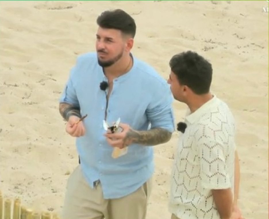 Lino e Tony che si comportano come se fossero dei fighi da paura con la presunzione che tutte le ragazze debbano per forza cadere ai loro piedi.
Vi dovreste vergognare per le frasi/battute che state facendo.
Siete D I S G U S T O S I.

#TemptationIsland