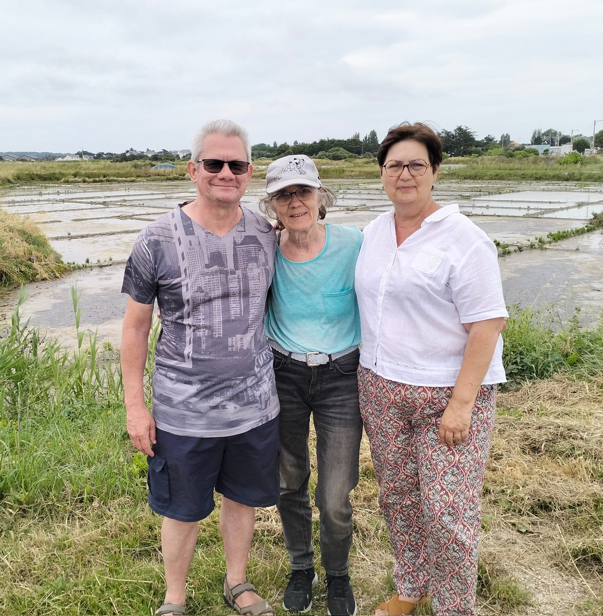 maheveronique44's tweet photo. Engagée pour vous : marché du #Croisic avec une belle représentation de la diversité du @FrontPop44. Ensuite direction les marais salants de #Batzsurmer et comme chaque jour des rencontres passionnantes.
#circo4407 #engagement https://t.co/K7wNmjDWjM